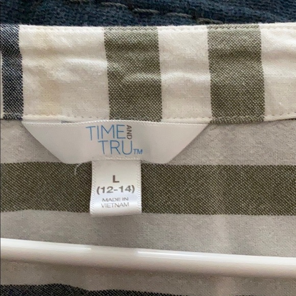 Time and Tru Bottom Up Blouse - Picture 3 of 3